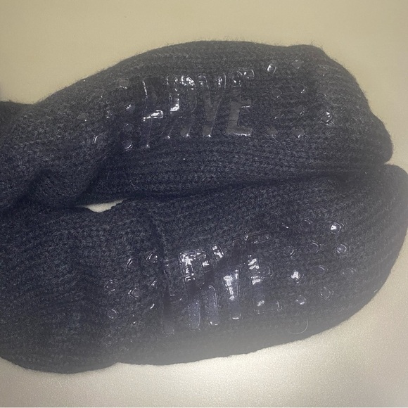 NWT FRYE Cable Knit Boots/Home Socks Fur Pom Pom - One Size - Picture 6 of 7